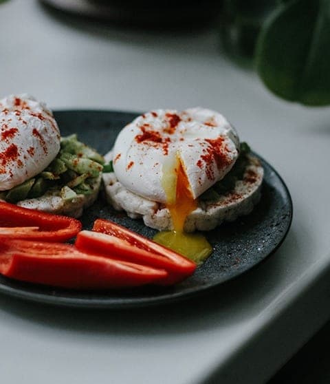 Plat dressé sur assiette sombre