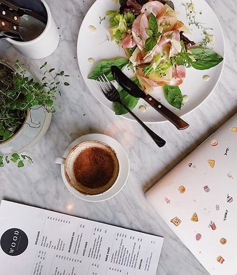 Carte des vins et café posés sur le marbre du bar de Basilico