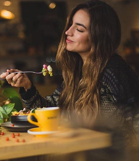Cliente en fin de repas, café servi chez Basilico à Luxembourg