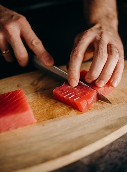 Découpe au couteau sur la planche, dans la cuisine de Basilico