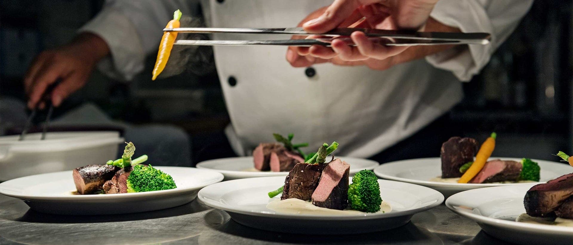 Dressage d’une assiette en cuisine avant le service du soir chez Basilico