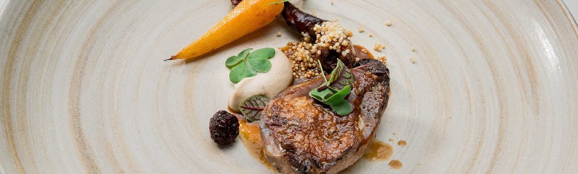 Plat dressé à l’assiette au restaurant italien Basilico