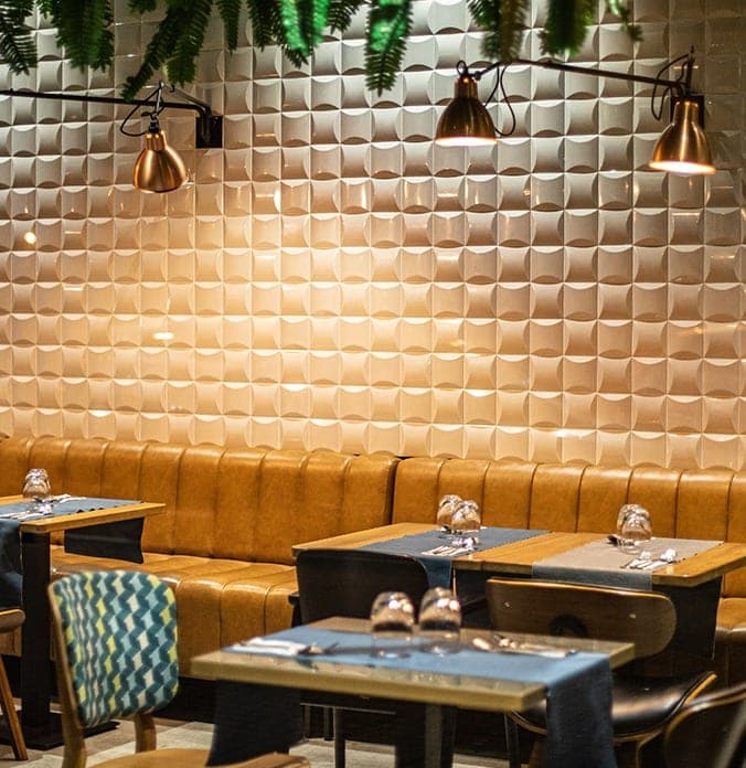 Banquettes et tables de la salle du restaurant Basilico à Luxembourg-Ville