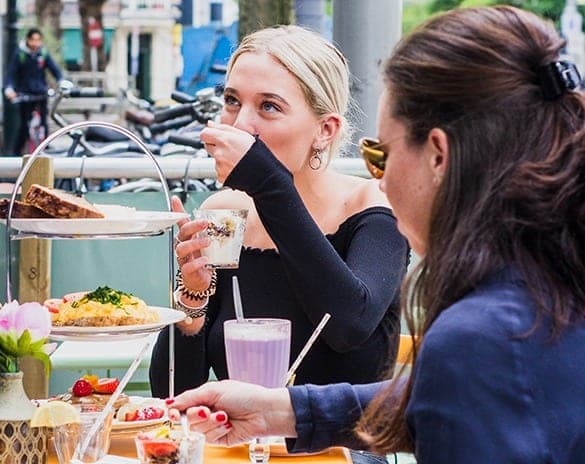 Clientes attablées en terrasse chez Basilico