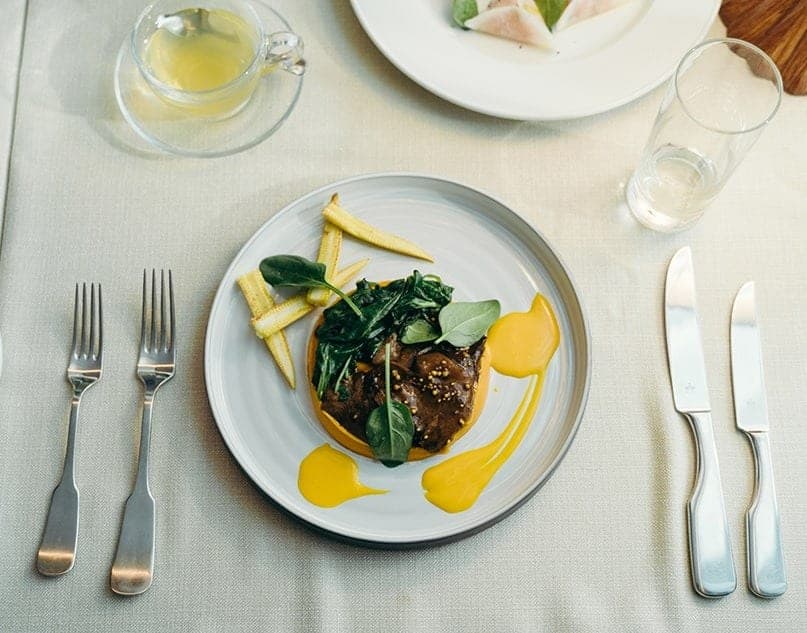 Table dressée pour le service du midi chez Basilico
