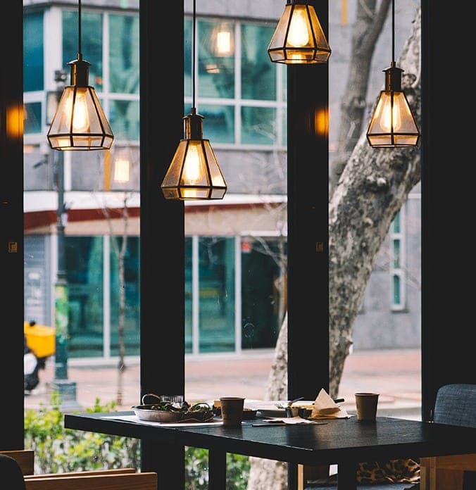 Terrasse de Basilico rue du Marché-aux-Herbes en fin de journée