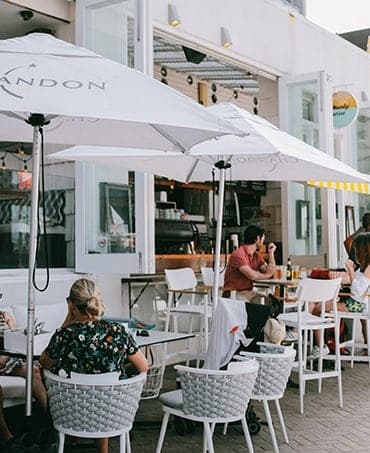 Terrasse ombragée de Basilico à l’heure du déjeuner